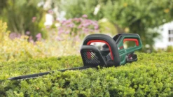 Bosch UniversalHedgeCut 18-50 50cm 18V 1 X 2.5Ah Li-Ion Power For All Brushless Cordless Hedge Trimmer -Garden Tools 273KT A2