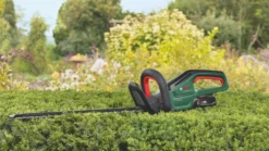 Bosch UniversalHedgeCut 18V-55 55cm 18V 1 X 2.5Ah Li-Ion Power For All Brushless Cordless Hedge Trimmer -Garden Tools 360PF A2